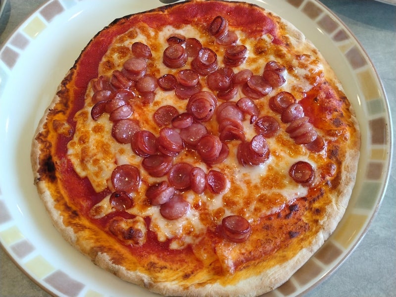 ソーセージピザとエスカルゴの画像