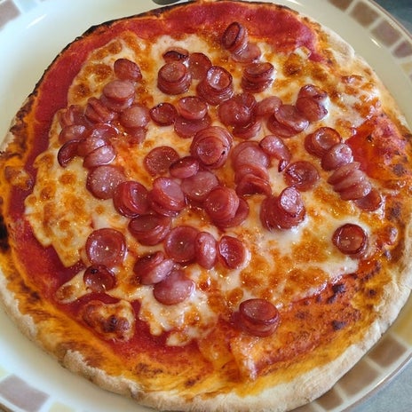 ソーセージピザとエスカルゴの画像