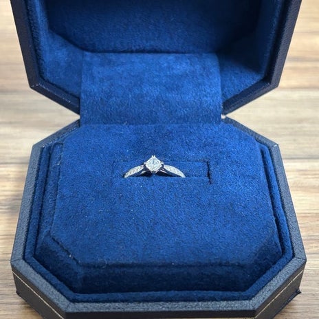 華やかさに心撃ち抜かれた婚約指輪の画像