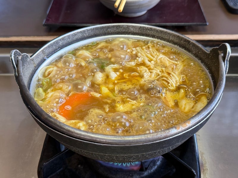 ぐっつぐつに煮込まれたうどん鍋の画像