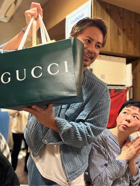 GUCCIの袋いっぱいのレトルト一式の画像