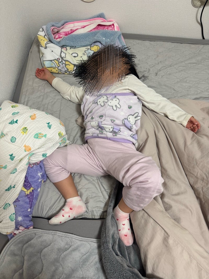 布団から器用に脱走していた娘の画像