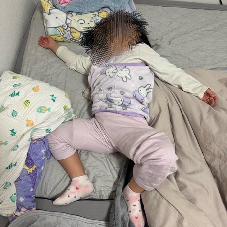 布団から器用に脱走していた娘の画像