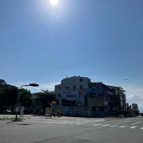 暑過ぎて散策を終了した一人旅の朝の画像