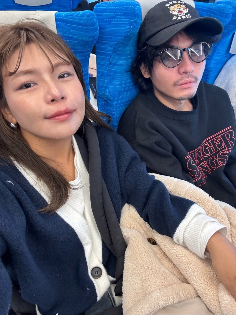 クロ 彼と新幹線のビジネスブースの画像