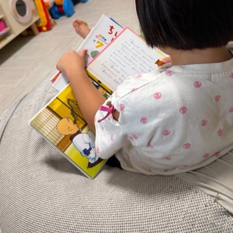 自分で本を読み始めた素晴らしい姿の画像