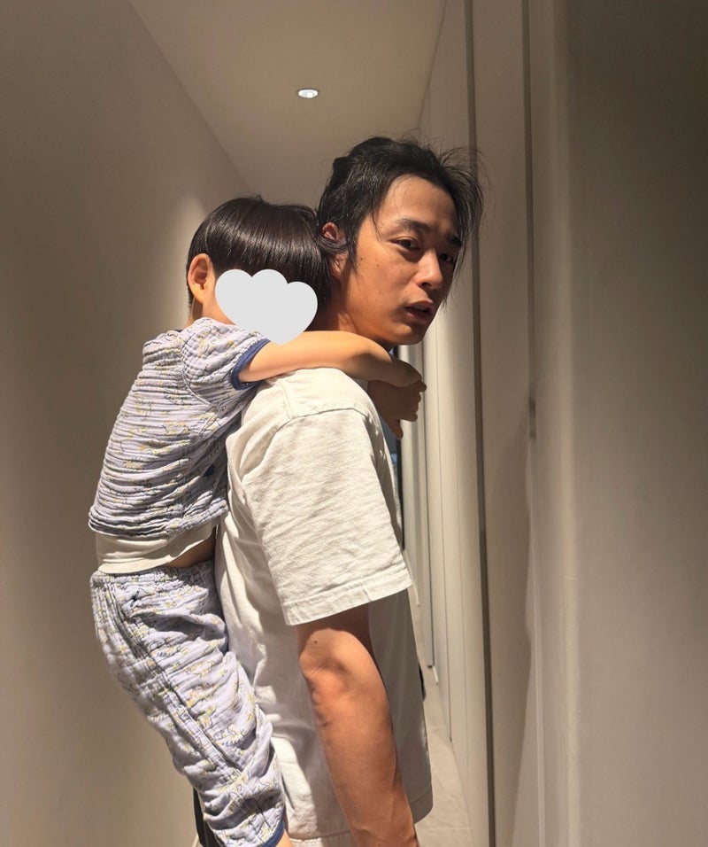 桃 夫におんぶをお願いした息子の画像