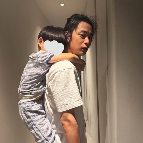桃 夫におんぶをお願いした息子の画像