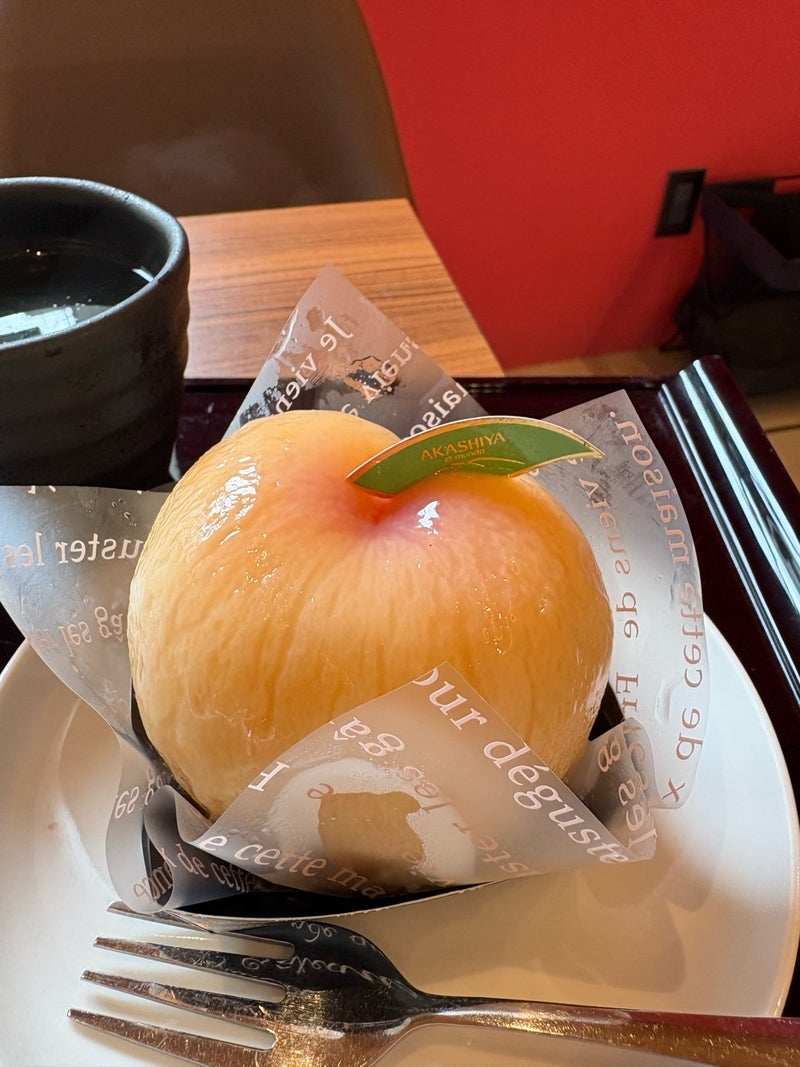 一年に一度食べる大きな桃のケーキの画像