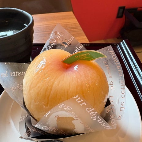 一年に一度食べる大きな桃のケーキの画像