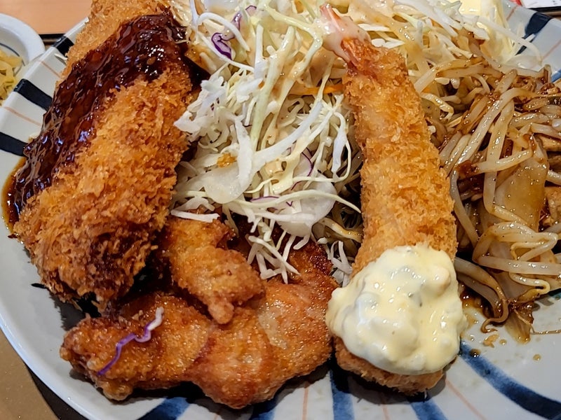 ご飯食べ放題で揚げたてエビフライの画像