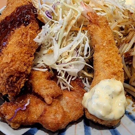 ご飯食べ放題で揚げたてエビフライの画像