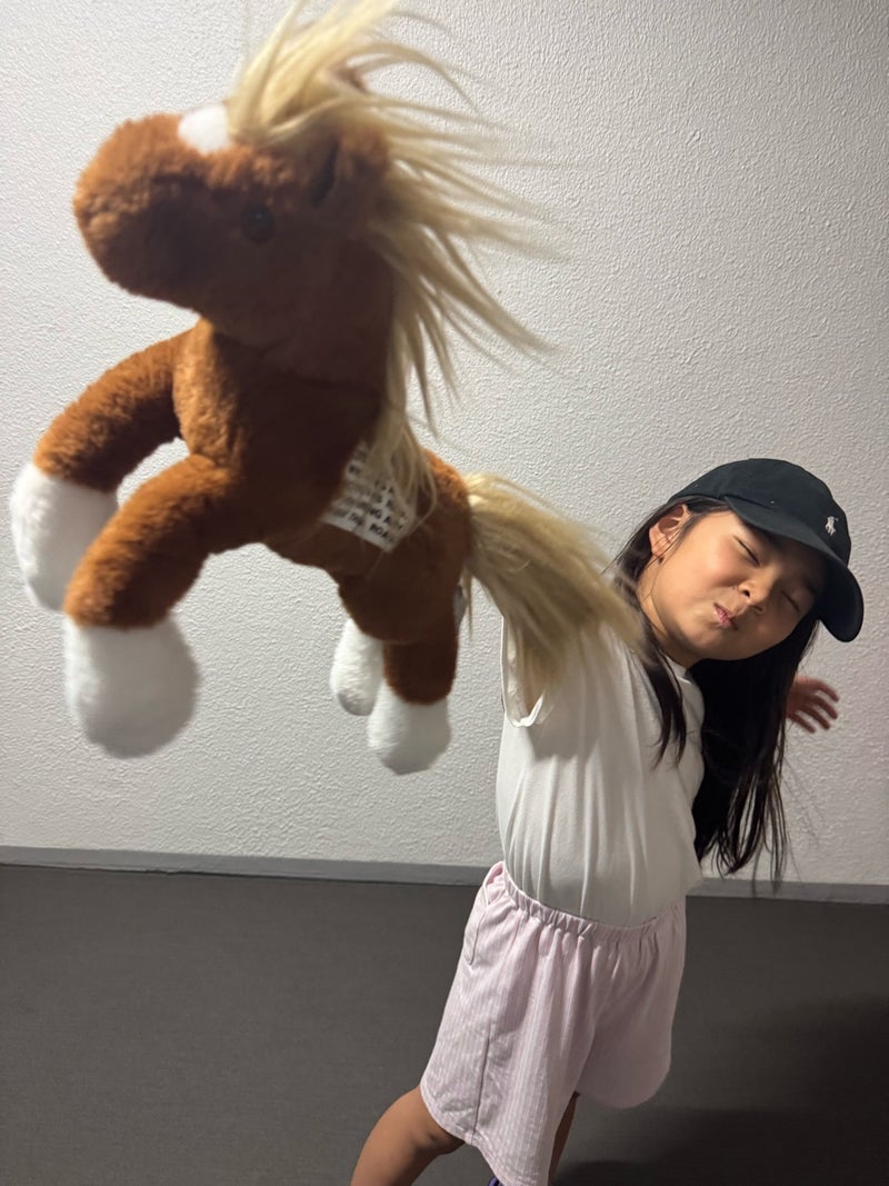 クロ 娘によるぬいぐるみ読み聞かせの画像