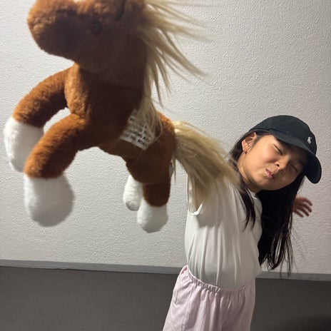クロ 娘によるぬいぐるみ読み聞かせの画像