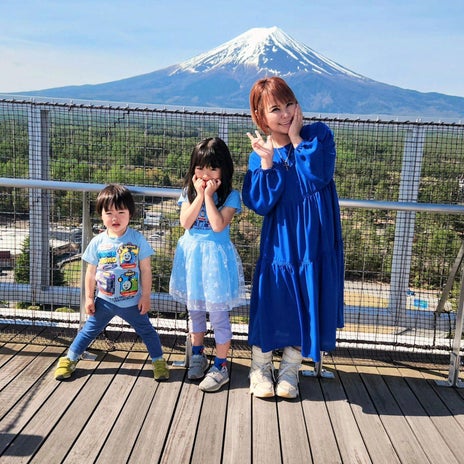 浜田ブリトニー富士山を背に写真の画像