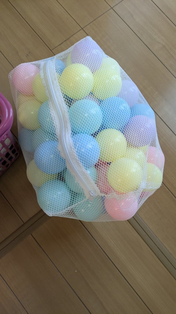 室内遊び用のカラーボールとプールの画像