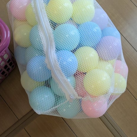 室内遊び用のカラーボールとプールの画像