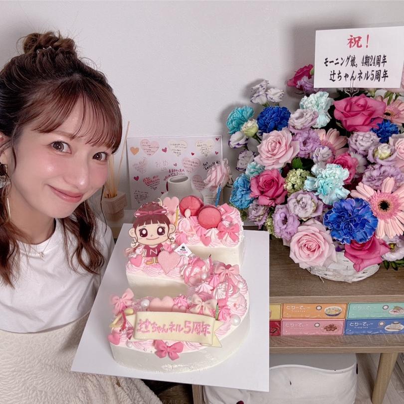 辻希美 花束とケーキでお祝いの画像