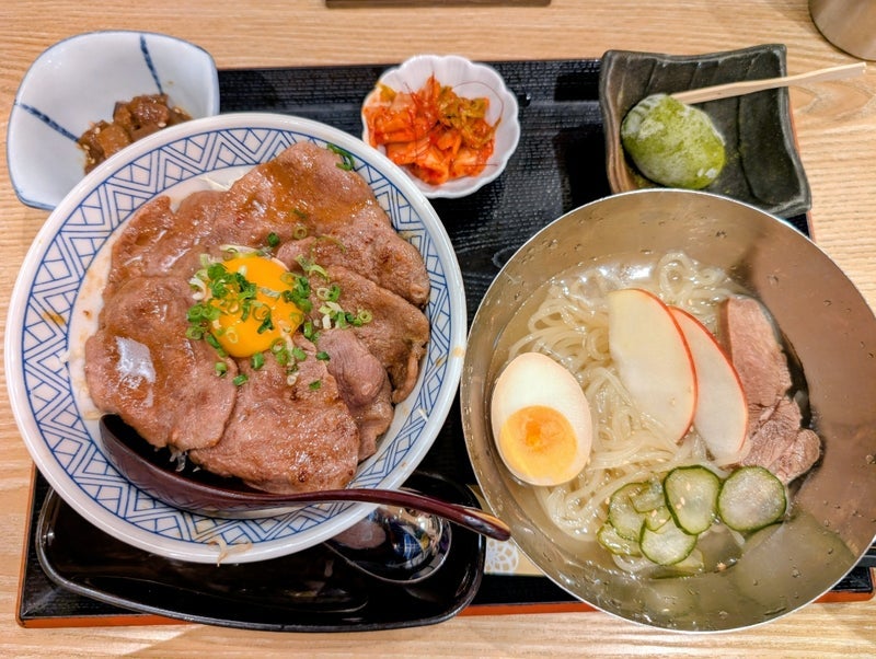 牛たんとごはんと冷麺全部の定食の画像