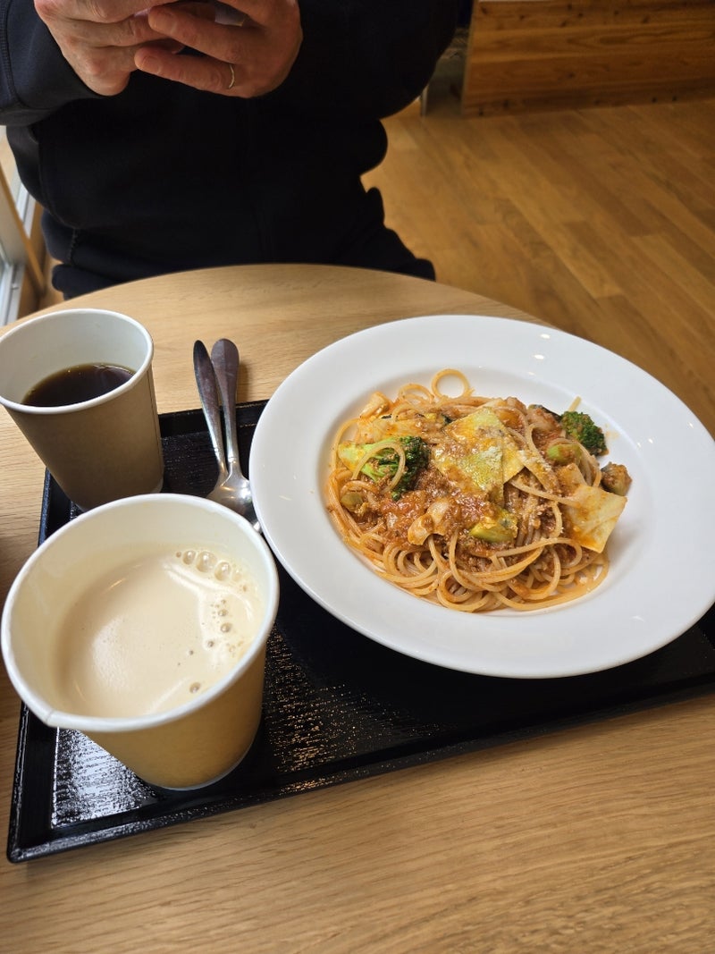 夫と過ごす緑の中でのランチの画像