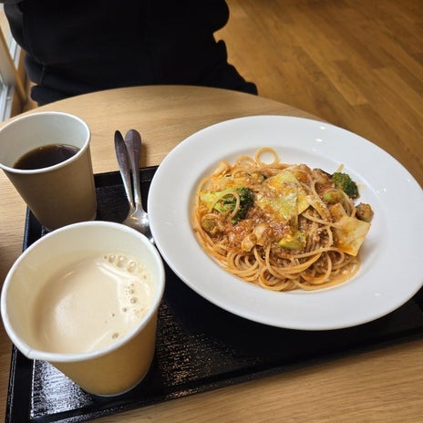 夫と過ごす緑の中でのランチの画像