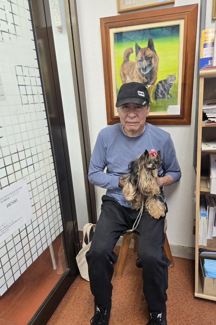 夫と動物病院でフィラリアの検査の画像