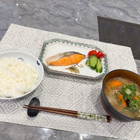 堀ちえみの夫 豚汁と焼鮭の朝食の画像