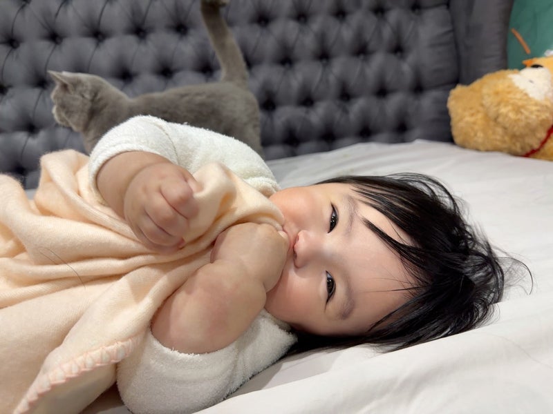 川崎希 次女と猫の可愛い寝姿の画像