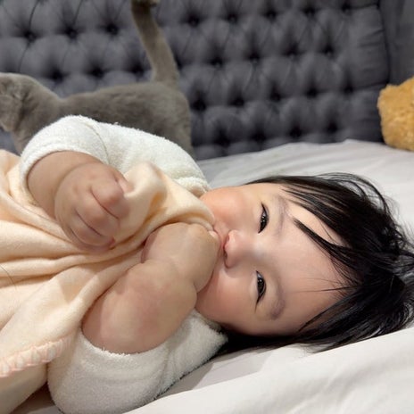 川崎希 次女と猫の可愛い寝姿の画像