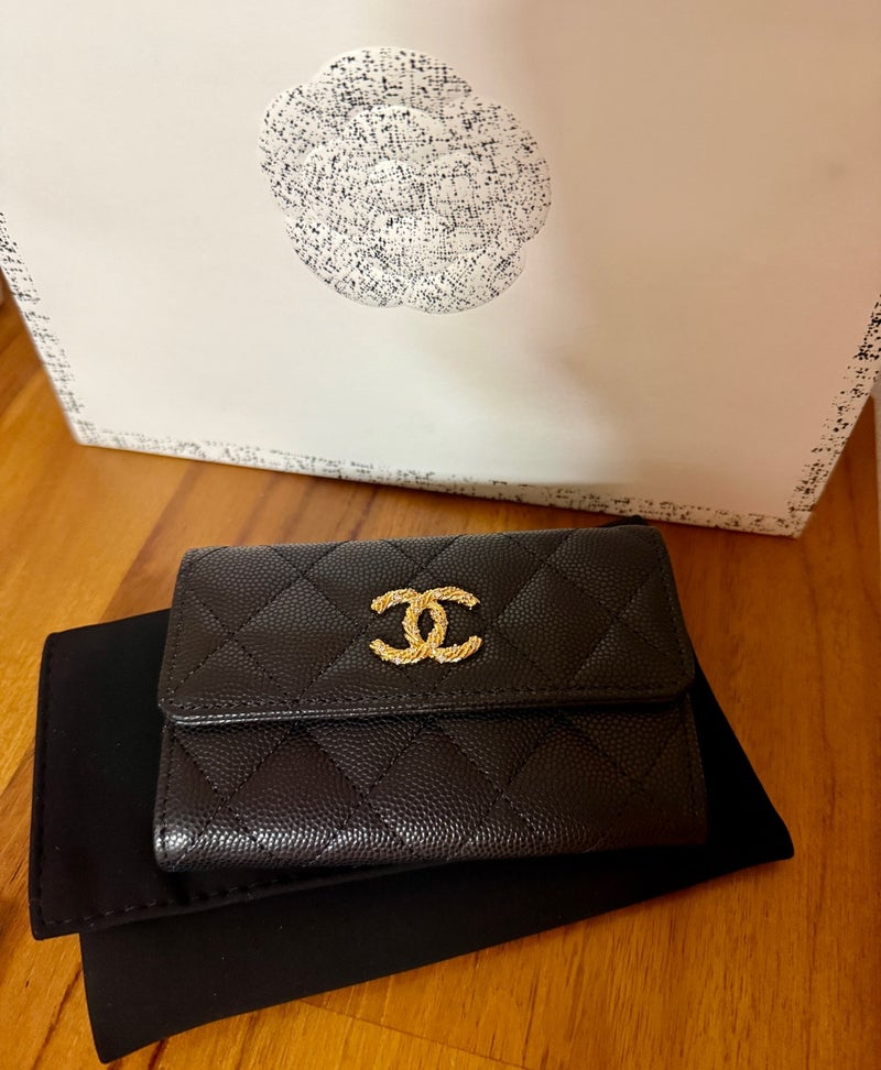 キラキラしたシャネルの限定品の画像