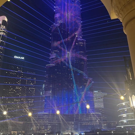 後光がさすかのようなビルの光景の画像