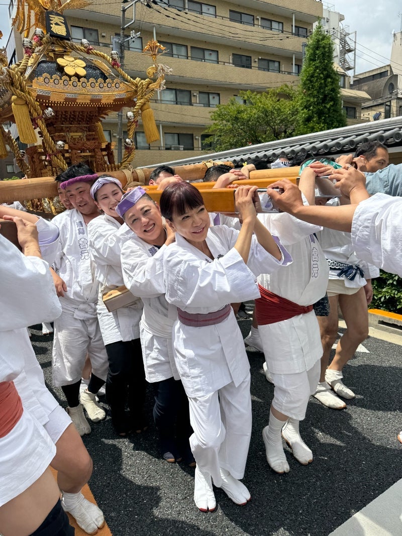 堀ちえみの夫 妻が神輿の花棒を担当の画像