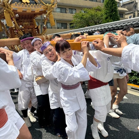 堀ちえみの夫 妻が神輿の花棒を担当の画像