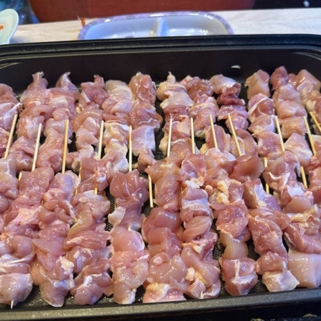 子ども5人が完食した2kgの焼き鳥の画像