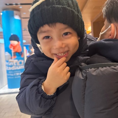 だいた 夫に抱っこされご満悦な息子の画像