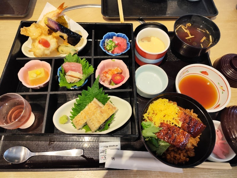 業務スーパーで買ったお刺身とお肉の画像