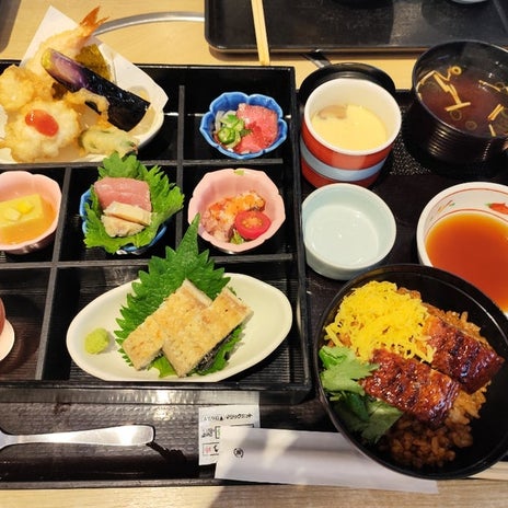 業務スーパーで買ったお刺身とお肉の画像