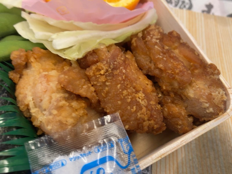 新幹線で食べる大きい唐揚げ3個の画像