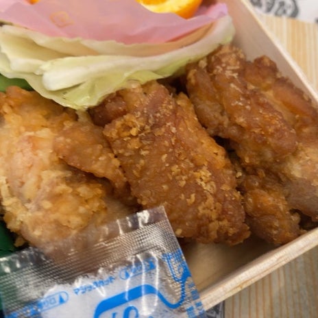 新幹線で食べる大きい唐揚げ3個の画像