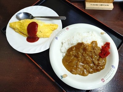 オムライスとカレーを食べる幸せの画像