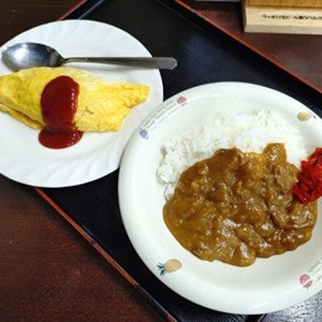 オムライスとカレーを食べる幸せの画像