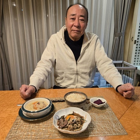 和洋折衷で妙な組み合わせの晩ごはんの画像