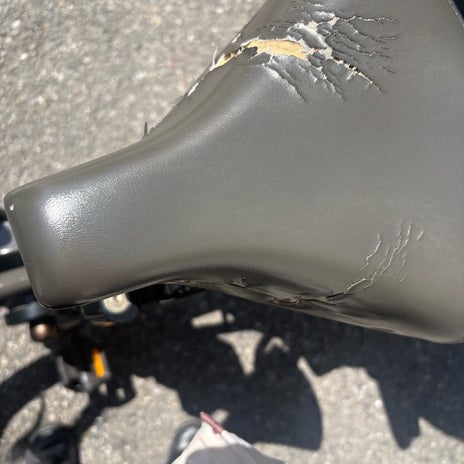自転車を押して引きずりながら帰宅の画像
