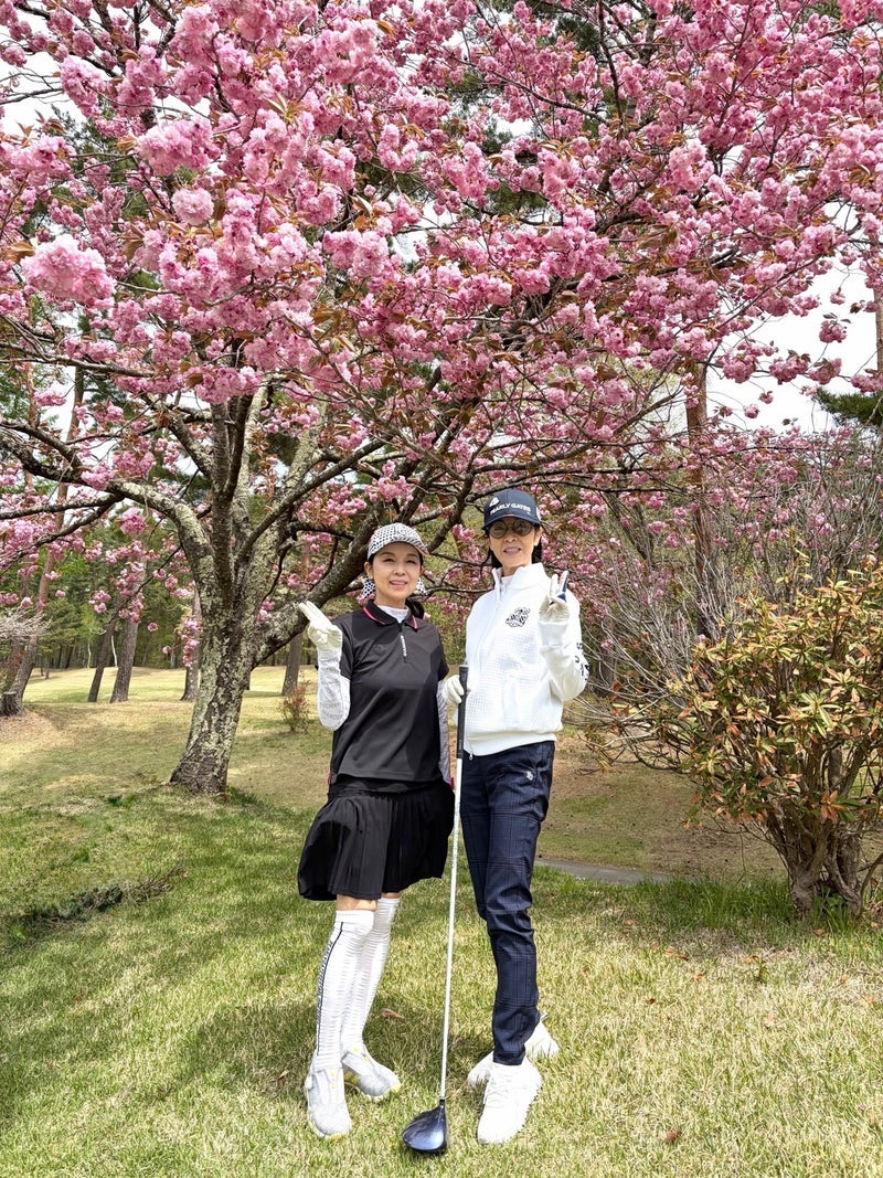 藤あや子 18年越しに孫とゴルフの画像