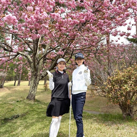 藤あや子 18年越しに孫とゴルフの画像