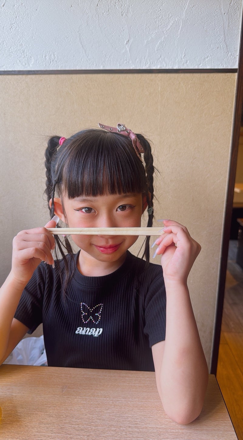 カフェラテでお腹たぷたぷの母の画像