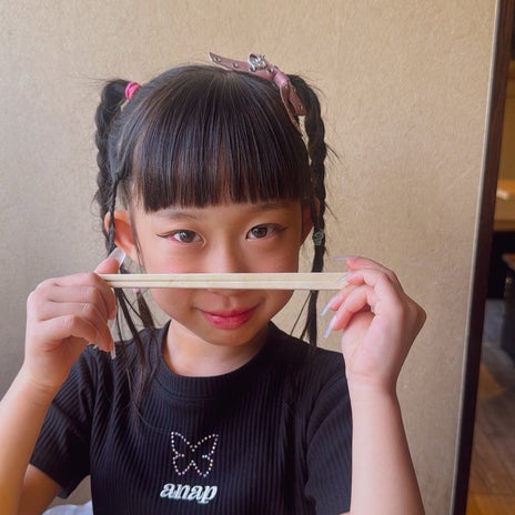 カフェラテでお腹たぷたぷの母の画像