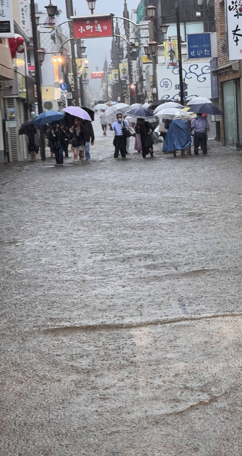 假屋崎省吾 自宅の滝のような暴風雨の画像