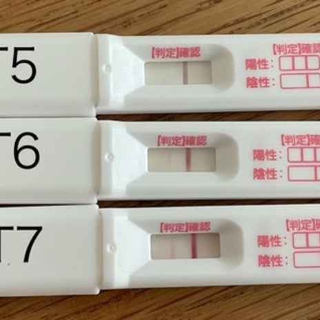 化学流産を予感させる薄い検査薬の画像