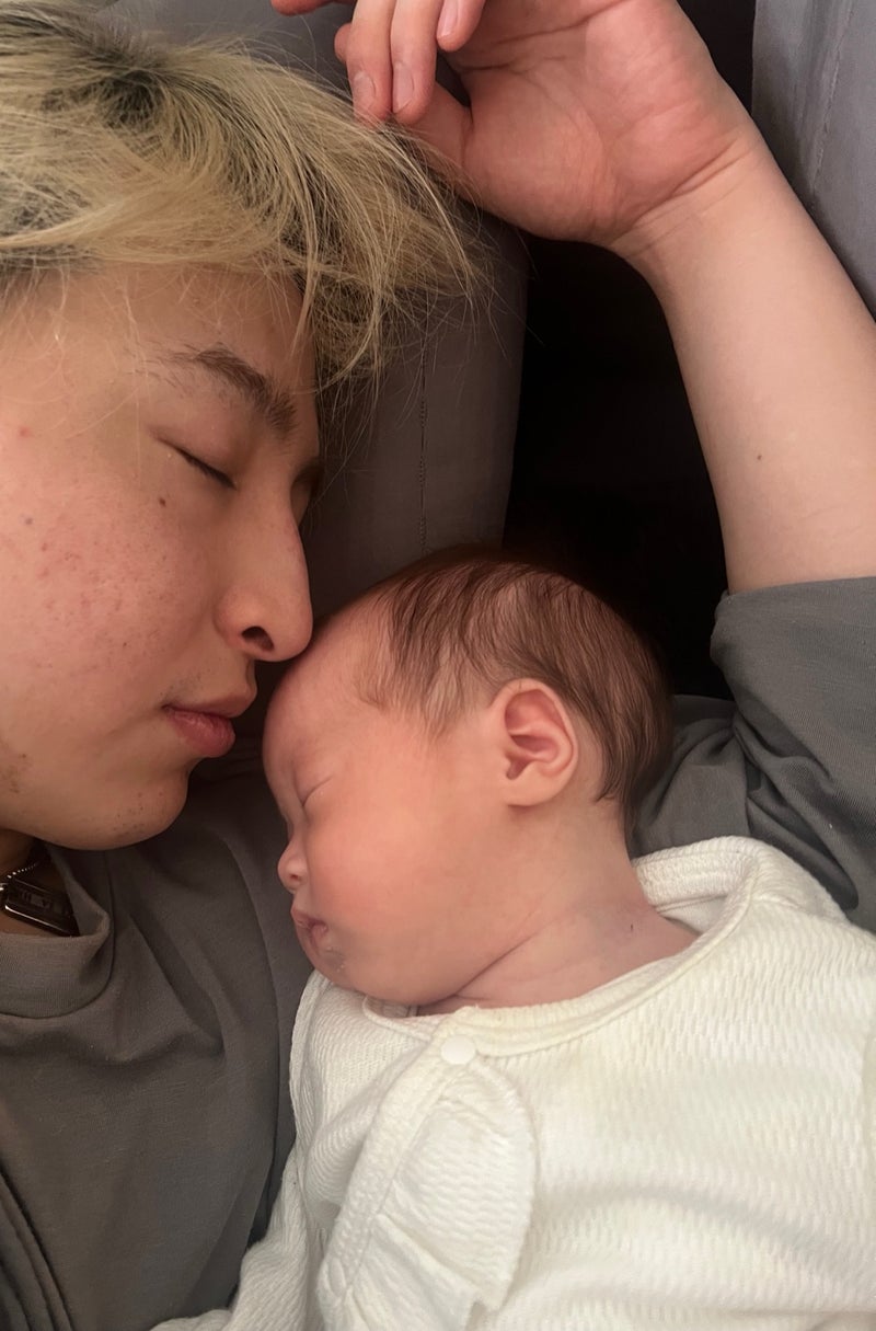 パパの腕枕がないと泣いちゃう毎日の画像